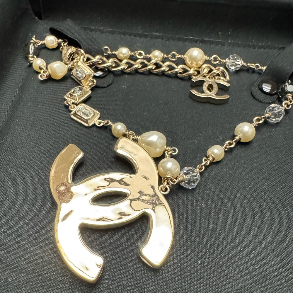 Rare Chanel necklace large CC logo pendant 2” - Picture 5 of 14